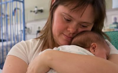 Een vrouw met het syndroom van Down brengt haar middagen door in het ziekenhuis, waar ze baby’s knuffelt die door niemand bezocht worden – totdat ze eruit wordt gezet…Leestijd: 4 minuten