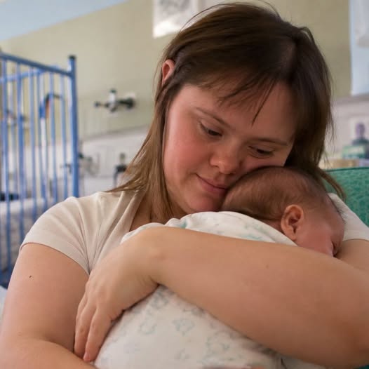Een vrouw met het syndroom van Down brengt haar middagen door in het ziekenhuis, waar ze baby’s knuffelt die door niemand bezocht worden – totdat ze eruit wordt gezet…Leestijd: 4 minuten