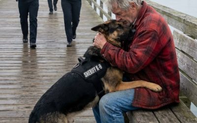 De politie gaf opdracht een politiehond in te zetten tegen een bejaarde veteraan, maar de reactie van de hond verbijsterde iedereen en veranderde alles.