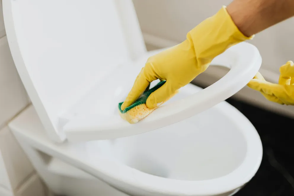 Mijn man dwong me vroeger om tegen betaling de badkamers van zijn minnaressen schoon te maken, maar daar kreeg hij al snel spijt van – heel erg zelfs.