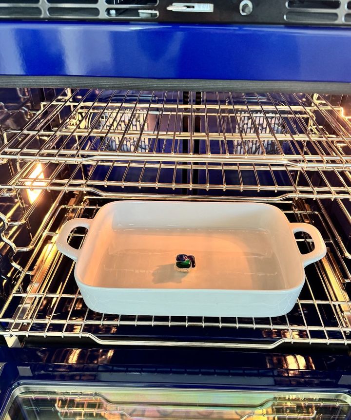 Hier is oma’s simpele truc om een ​​oven schoon te maken. Je hebt alleen deze 3 ingrediënten nodig.