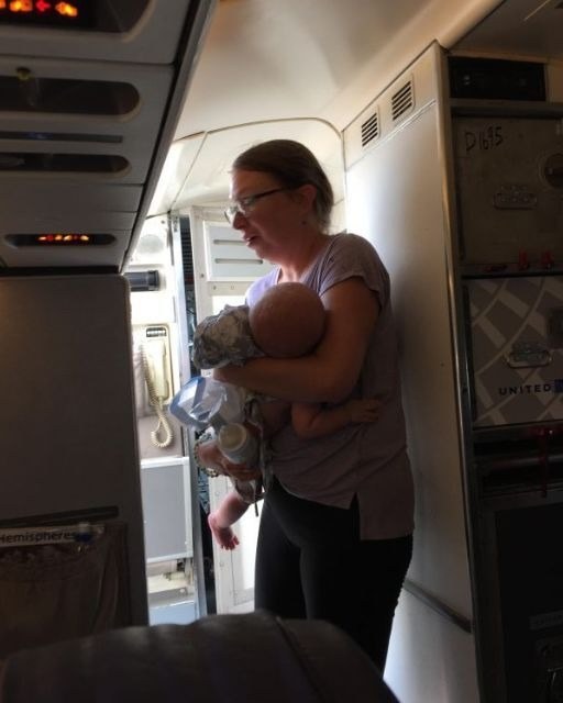 Ik weigerde mijn vliegtuigstoel af te staan ​​aan een moeder en haar baby, en nu vindt iedereen me harteloos.