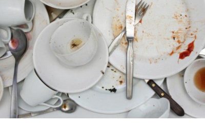 De psychologische betekenis van het laten staan ​​van vuile vaat en waarom die zich niet zou moeten opstapelen.