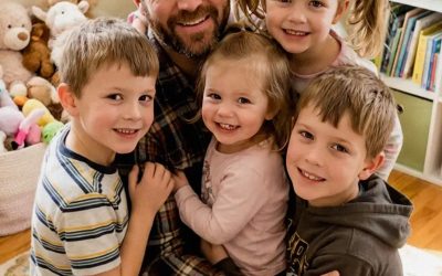 Ik adopteerde vier broers en zussen die van elkaar gescheiden zouden worden. Een jaar later verscheen er een vreemde die de waarheid over hun biologische ouders onthulde.