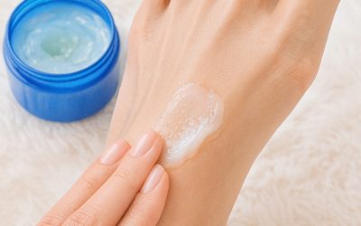 Waarom veel mensen Vicks Vaporub op hun voeten smeren voordat ze gaan slapen