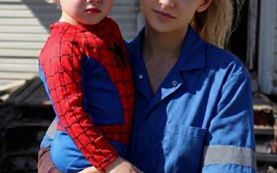 Ik adopteerde de vierjarige zoon van een dakloze vrouw – veertien jaar later onthulde mijn man wat de jongen “verborgen hield”.