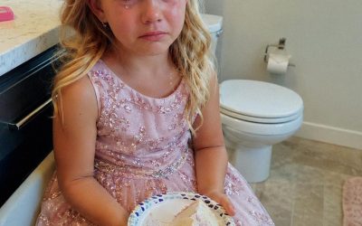 Mijn verloofde liet mijn dochter tijdens onze bruiloft op het toilet zitten. Toen ik erachter kwam waarom, wist ik dat ik haar een lesje moest leren.