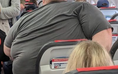 Luchtvaartmaatschappijen geadviseerd regels aan te passen na foto van zwaarlijvige passagier