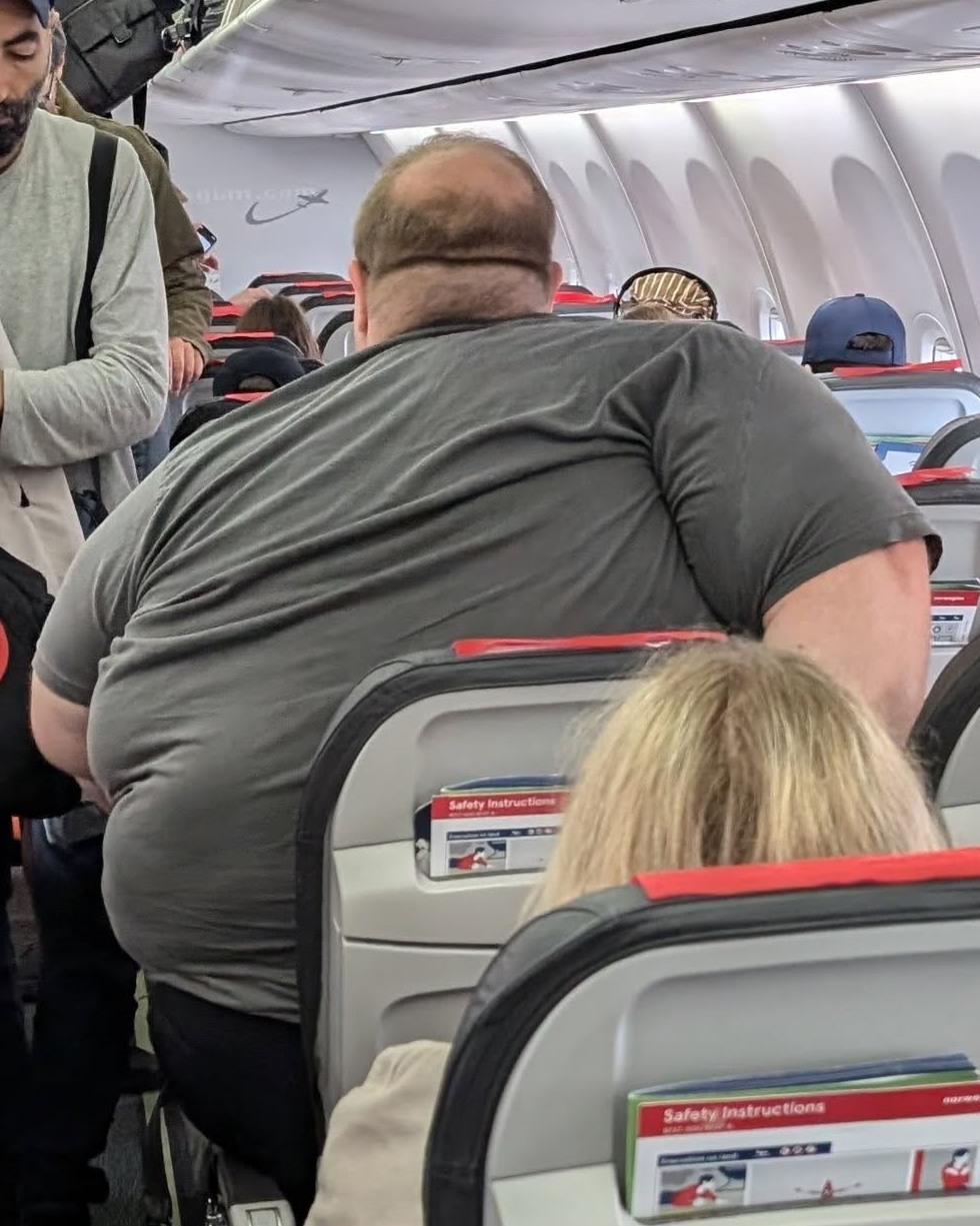 Luchtvaartmaatschappijen geadviseerd regels aan te passen na foto van zwaarlijvige passagier