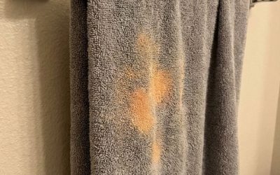 Waarom er hardnekkige oranje vlekken in je handdoeken komen die er niet uit te wassen zijn.