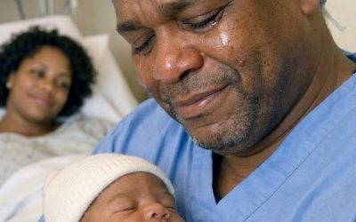 Ze ging alleen naar het ziekenhuis om te bevallen, maar zodra de dokter de baby zag, barstte ze in tranen uit… Ze was er helemaal alleen. Geen man.