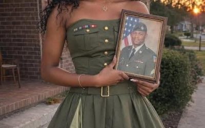 Ze lachten om mijn galajurk, en toen klopte er een man in uniform op de deur.