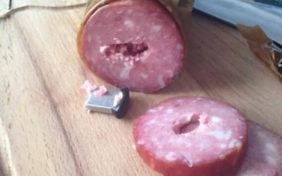 Ik vond een USB-stick in een simpele worst — eerst dacht ik dat het toeval was, totdat ik zag wat erin zat.