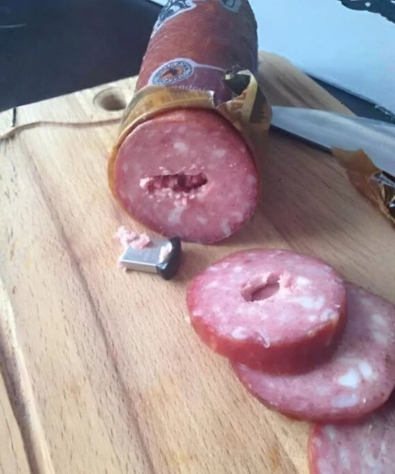 Ik vond een USB-stick in een simpele worst — eerst dacht ik dat het toeval was, totdat ik zag wat erin zat.