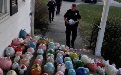 Mijn 6-jarige zoontje doneerde al zijn spaargeld om onze bejaarde buurvrouw te helpen. De volgende ochtend stond onze tuin vol met collectebussen en waren er overal politieagenten.