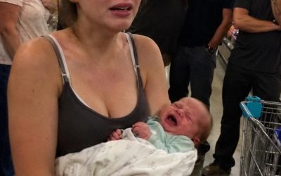 Ik hielp een jonge moeder met haar baby in de supermarkt – drie dagen later stond er een grote zwarte SUV pal voor mijn huis geparkeerd.