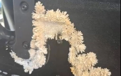 Een verborgen gevaar onder mijn autostoel deed me nadenken over de veiligheid in de auto.