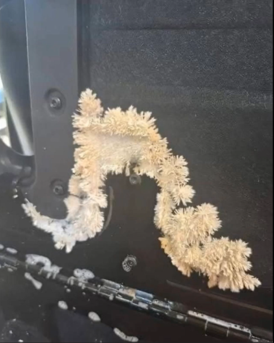 Een verborgen gevaar onder mijn autostoel deed me nadenken over de veiligheid in de auto.