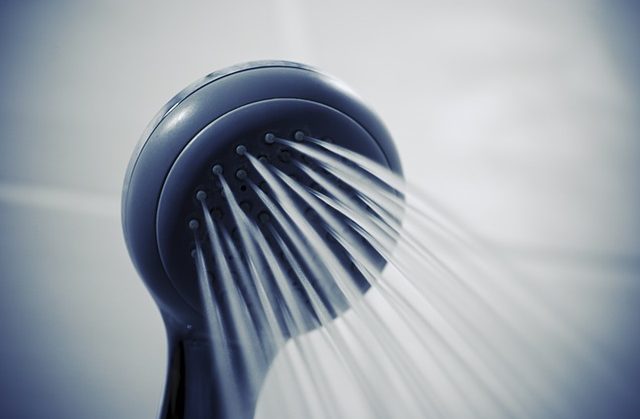 Waarom je onder de douche zou moeten plassen