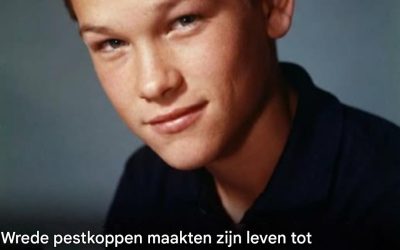 Deze knappe jongeman werd geboren in 1952. Maar wrede pestkoppen braken hem bijna. Zijn zus stierf een tragische dood. Hij worstelde met alcoholisme. En ondertussen groeide hij uit tot een Hollywood-icoon. Dus wie is hij? 🤔 Naam en verhaal in de reacties: