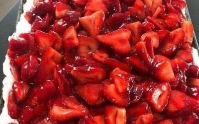 Aardbeien-roomkaas-ijstaart