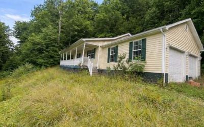 Aantrekkelijk gelijkvloers wonen, omgeven door het landschap van West Virginia.