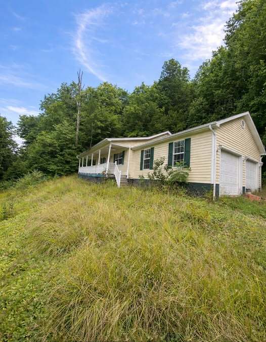 Aantrekkelijk gelijkvloers wonen, omgeven door het landschap van West Virginia.