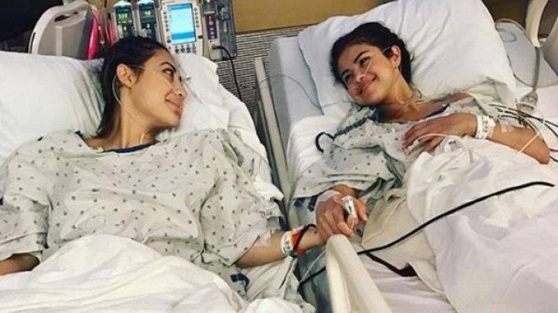 De vriend die een nier aan Selena Gomez doneerde, zorgt opnieuw voor ophef, en dit is waarom de reacties op sociale media zo heftig waren.