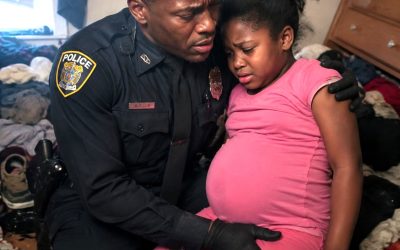 Om 2:47 uur belde een klein meisje huilend: “Het doet pijn… papa’s baby wil eruit.”