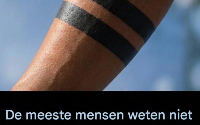 Mensen blijven vragen naar de betekenis achter zwarte bandtatoeages — maar wat eruitziet als een simpel, minimalistisch ontwerp verbergt vaak diep persoonlijke verhalen over verdriet, kracht, transformatie en identiteit. Tegelijkertijd blijven online geruchten over geheime symboliek zich verspreiden, waardoor velen verrast zijn door de emotionele waarheid achter deze populaire tatoeagetrend.