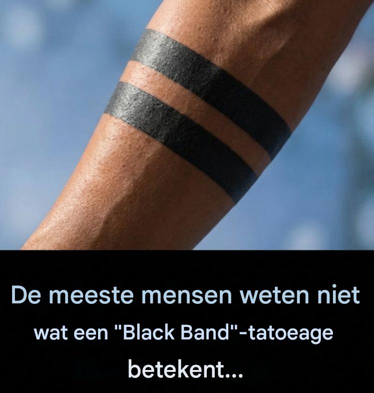 Mensen blijven vragen naar de betekenis achter zwarte bandtatoeages — maar wat eruitziet als een simpel, minimalistisch ontwerp verbergt vaak diep persoonlijke verhalen over verdriet, kracht, transformatie en identiteit. Tegelijkertijd blijven online geruchten over geheime symboliek zich verspreiden, waardoor velen verrast zijn door de emotionele waarheid achter deze populaire tatoeagetrend.