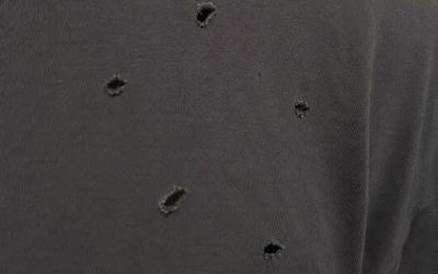 Waarom er steeds kleine gaatjes in je kleding komen — De verrassende wasfout die je kledingkast kan verwoesten