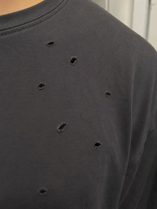 Waarom er steeds kleine gaatjes in je kleding komen — De verrassende wasfout die je kledingkast kan verwoesten