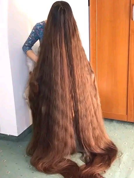 Ondanks de herhaalde verzoeken van haar man heeft deze vrouw al 25 jaar geen kappersbezoek gehad.