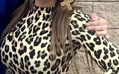 Brandi Passante ontketent een enorm online debat nadat spontane strandfoto’s plotseling viraal gaan op sociale media. De foto’s roepen uiteenlopende reacties op over zelfvertrouwen, privacy, publiek imago en persoonlijke expressie. Duizenden kijkers delen hun mening, waardoor een simpel moment aan zee uitgroeit tot een wijdverspreid gesprek over perceptie in het digitale tijdperk.
