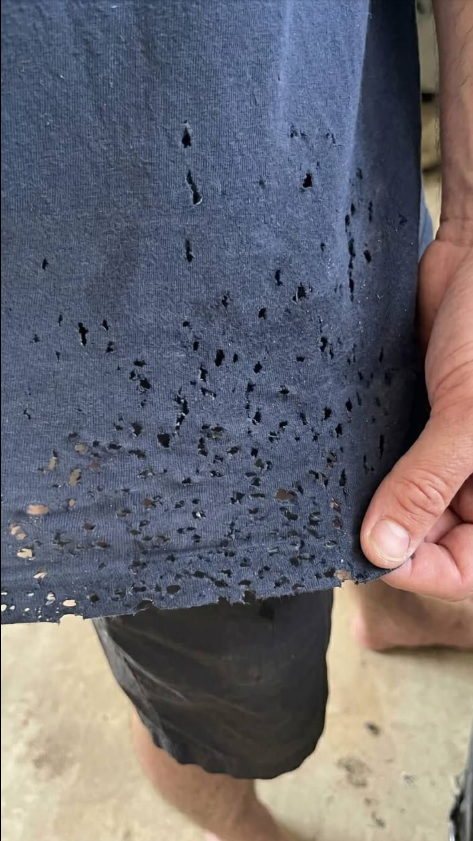 Waarom er steeds kleine gaatjes in T-shirts verschijnen