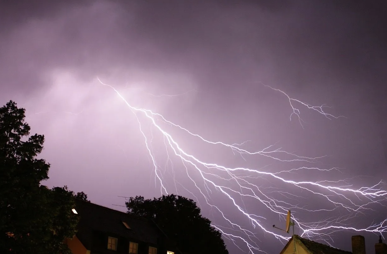 Weerwaarschuwing afgegeven: In deze provincies wordt zwaar onweer en veel regen verwacht