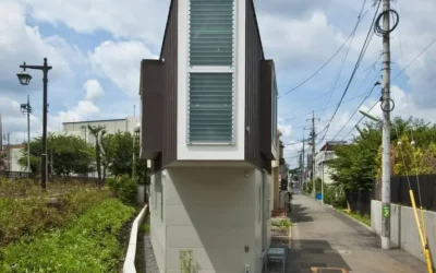 Dit smalle huis in Japan lijkt pas echt klein als je binnen kijkt.