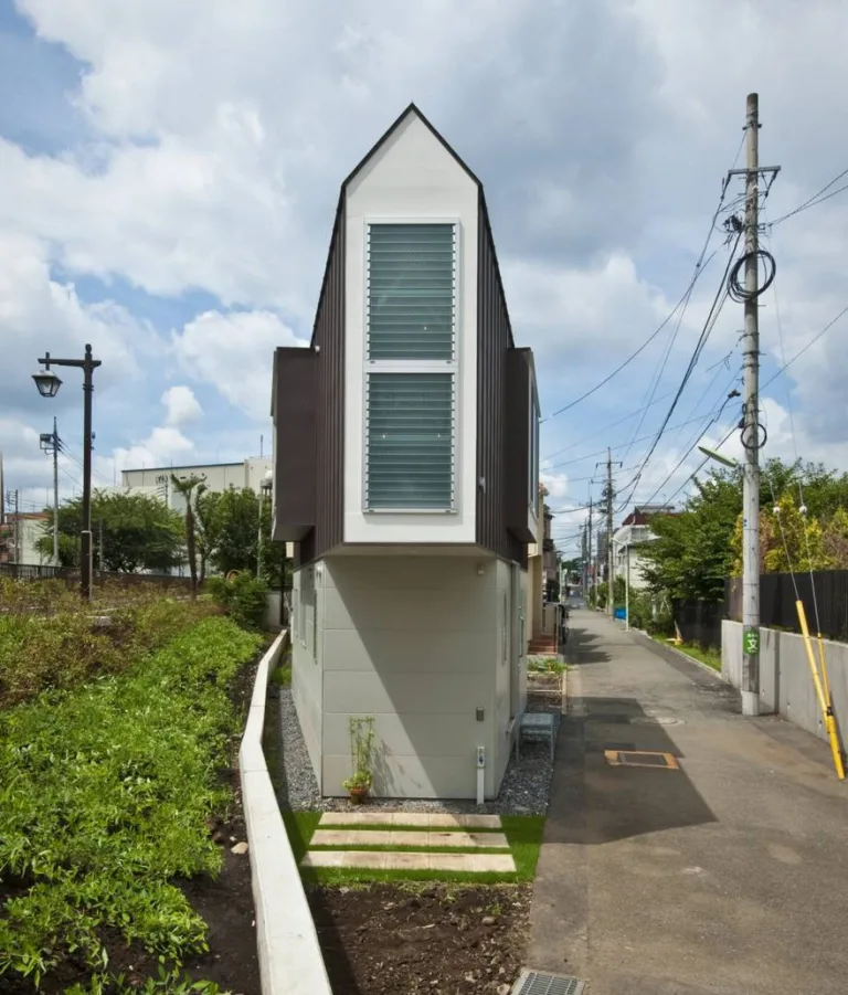 Dit smalle huis in Japan lijkt pas echt klein als je binnen kijkt.