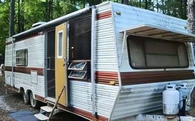 Dakloze vrouw krijgt gratis een ‘lelijke’, verlaten caravan, maar wacht maar tot je ziet wat ze ervan gemaakt heeft.