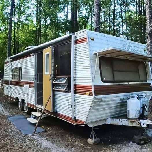 Dakloze vrouw krijgt gratis een ‘lelijke’, verlaten caravan, maar wacht maar tot je ziet wat ze ervan gemaakt heeft.