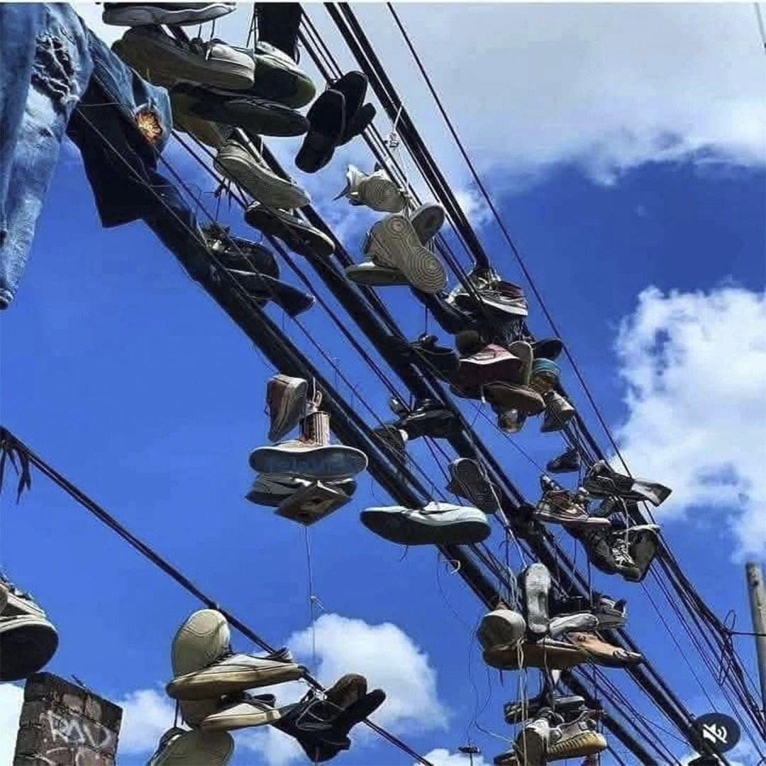 De merkwaardige betekenis van schoenen die aan elektriciteitskabels hangen