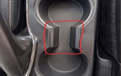 ¿Para qué sirve ese extraño espacio entre los portavasos del coche?