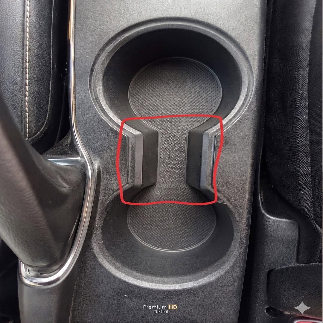 ¿Para qué sirve ese extraño espacio entre los portavasos del coche?