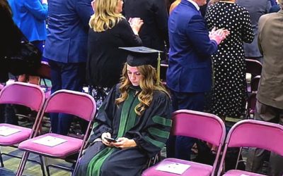 Mijn ouders hebben mijn diploma-uitreiking van de medische faculteit overgeslagen om mijn zus mee te nemen op een cruise door het Caribisch gebied, omdat ik 10.000 volgers had bereikt.
