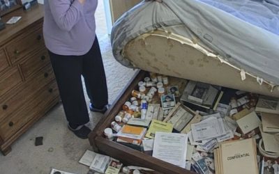 Ik waste de lakens zeven keer, maar de vreemde geur van mijn man bleef maar hangen… Toen ik de matras echter met mijn eigen handen openscheurde, bevroor de waarheid die erin verborgen zat mijn hart en maakte in een oogwenk een einde aan ons achtjarige huwelijk.