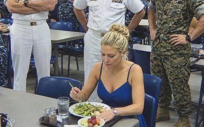 Ze at rustig haar lunch op terwijl een luidruchtige kapitein dreigde haar van de militaire basis te schoppen. Hij dacht dat haar stilte betekende dat ze geïntimideerd was door zijn rang, maar hij wist niet dat ze een gedecoreerde oorlogsheldin was die hem op het punt stond een harde les in respect te leren.