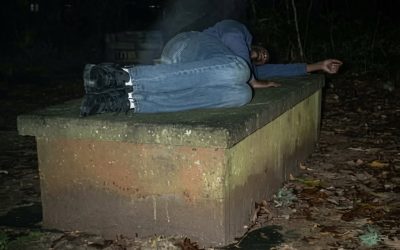 Deze man sliep elke dag op het graf van zijn moeder