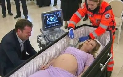 Terwijl ze het lichaam van zijn zwangere vrouw klaarmaakten voor crematie, vroeg de man om de kist nog één keer te openen