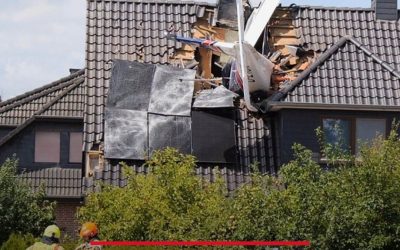 Twee doden nadat vliegtuigje zich in dak van woning boort vlak bij Bremen in Duitsland